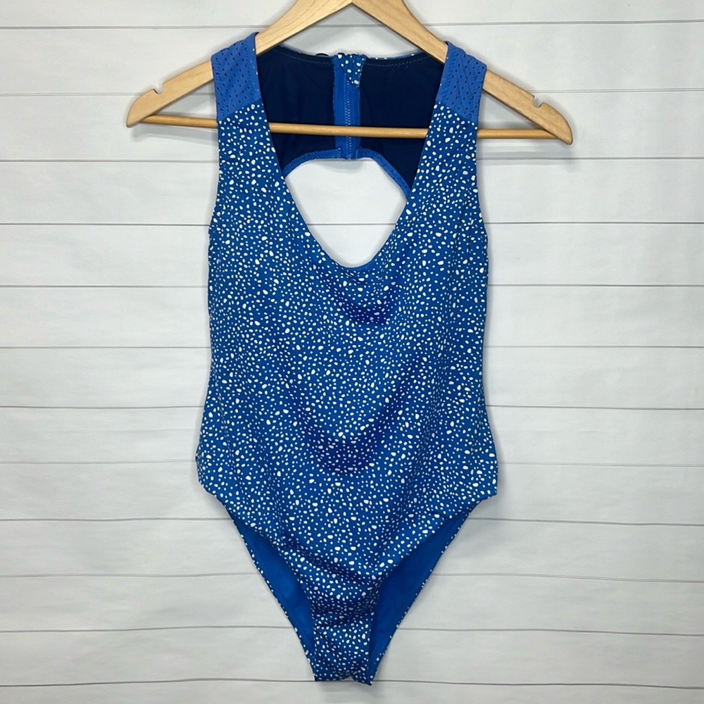 Nike - Keyhole Back One-Piece Swimsuit - Medium